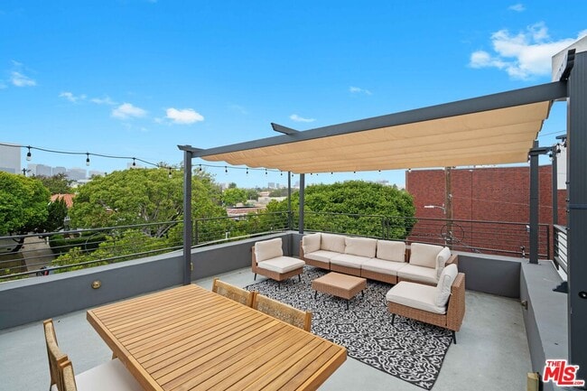 Building Photo - 420 S Beverwil Dr