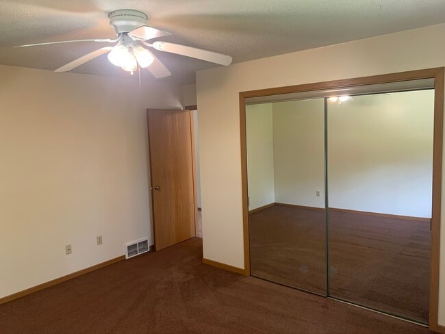 Photo - 438-440 W Hillside Dr