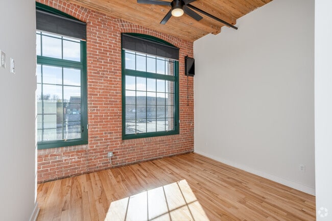 1BR, 1BA - 819SF - Bedroom