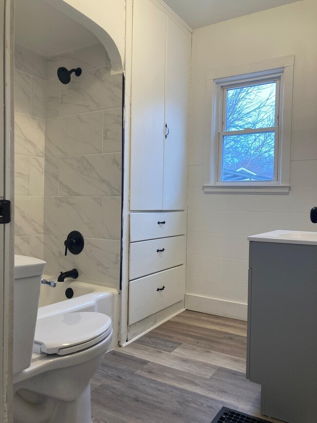 Bathroom (Downstairs)