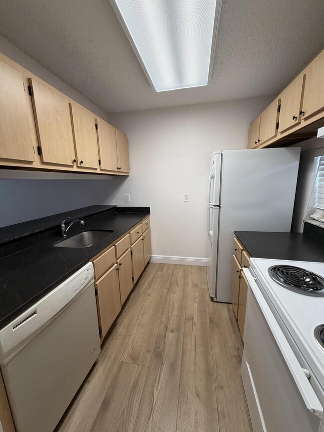 Building Photo - 8720 N Sherman Cir Unit 205