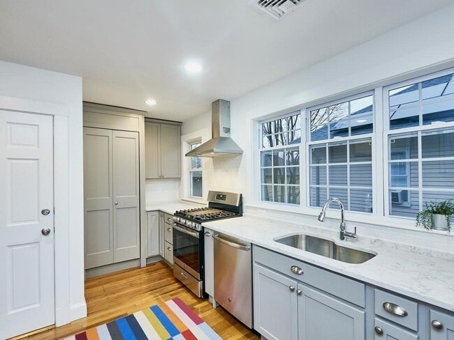 Photo - 35 Roseway St