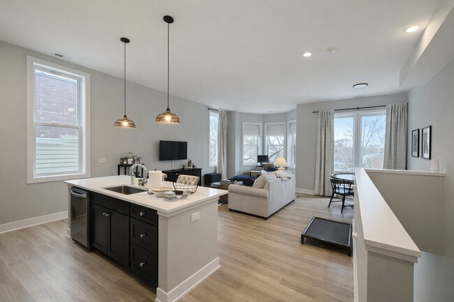 Photo - 1535 N Maplewood Ave