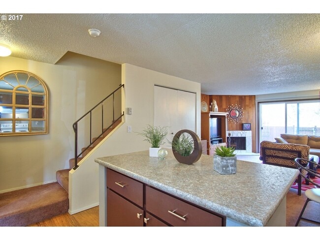 Building Photo - 3875 NW Chemult Pl Unit 3877