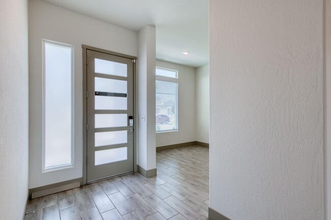 Photo - 860 Spg St W