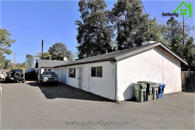 Building Photo - 5375 Rosswood St Rental