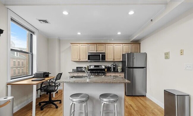 Photo - Bright & Spacious Unit with Natural Light