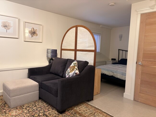 Building Photo - 1940 William St Unit Ground floor