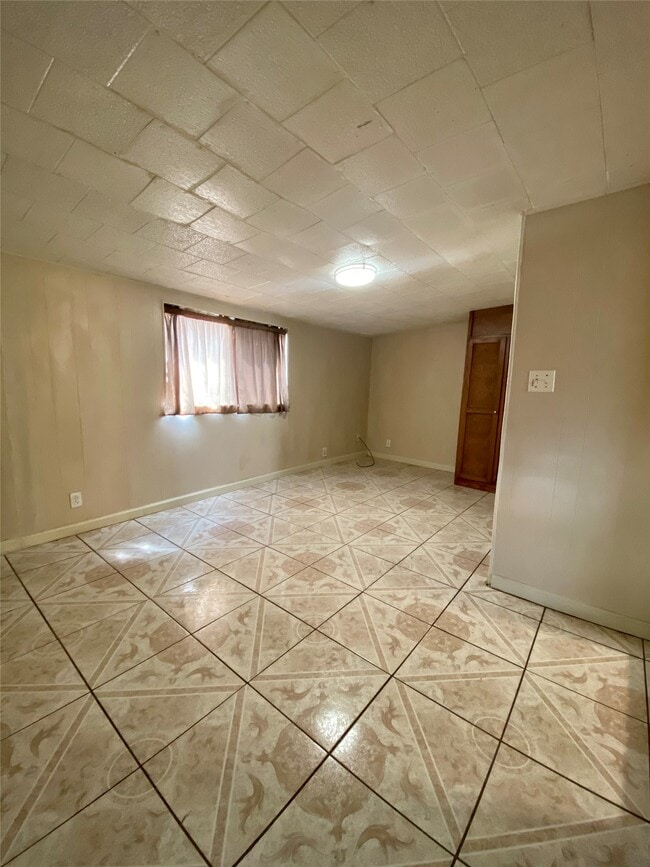 Photo - 611 Bolster St