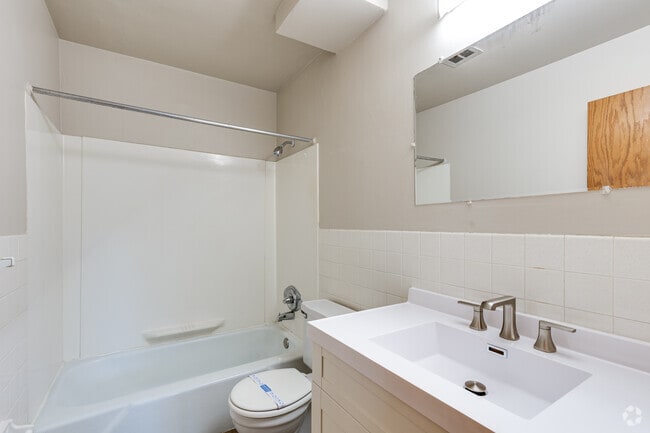 2BR, 1BA - 850SF - Baño