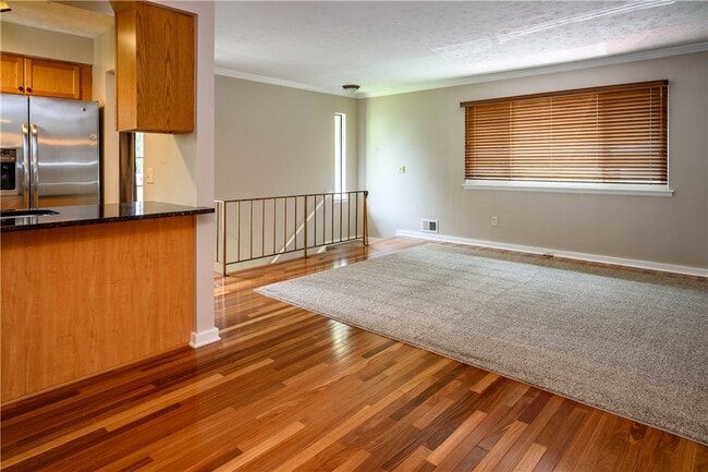 Photo - 808 Eastbrooke Ln