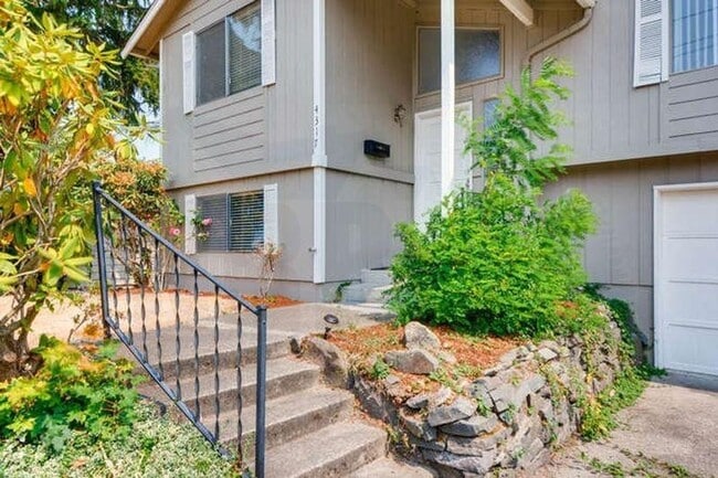 Building Photo - Gorgeous 3 Bedroom Home near Ruston Way!