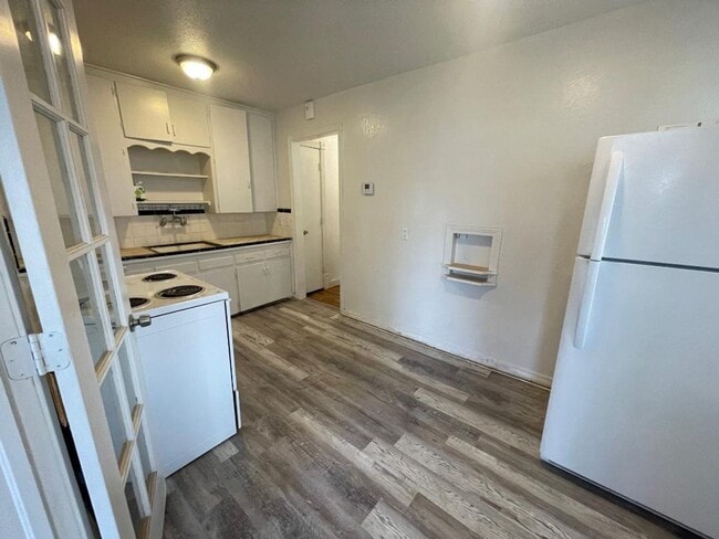 Photo - 1 Bed 1 Bath Duplex For Lease!