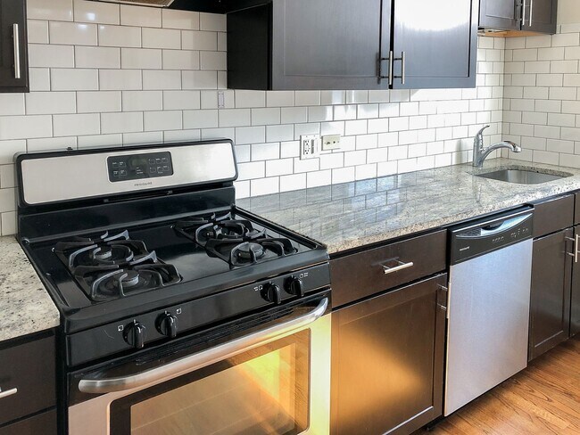 Photo - 851-59 W. Cornelia