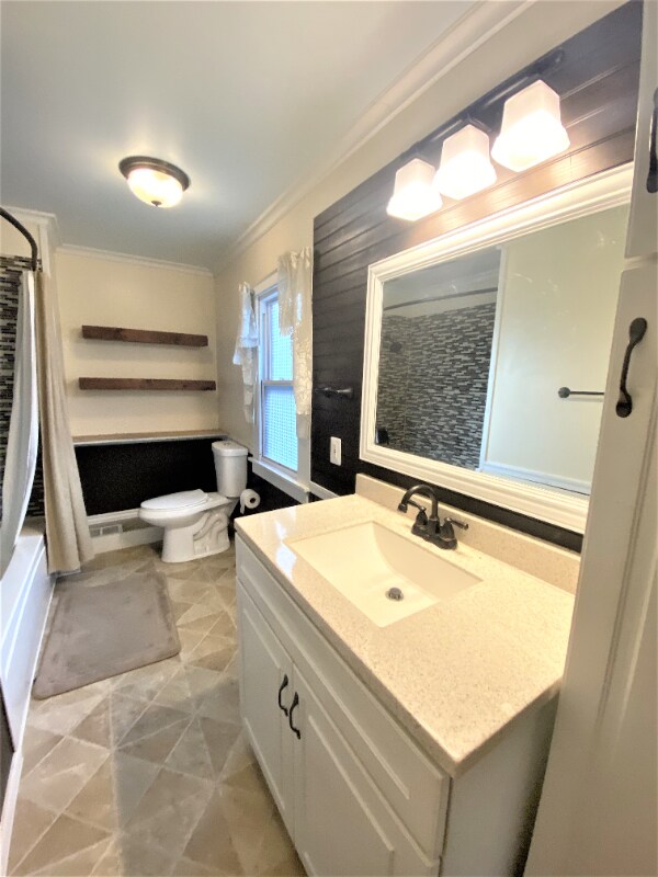 Photo - 672 Bloom St