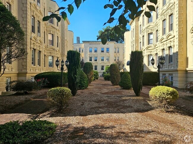 Building Photo - 1869 Beacon St Unit 2 Rental