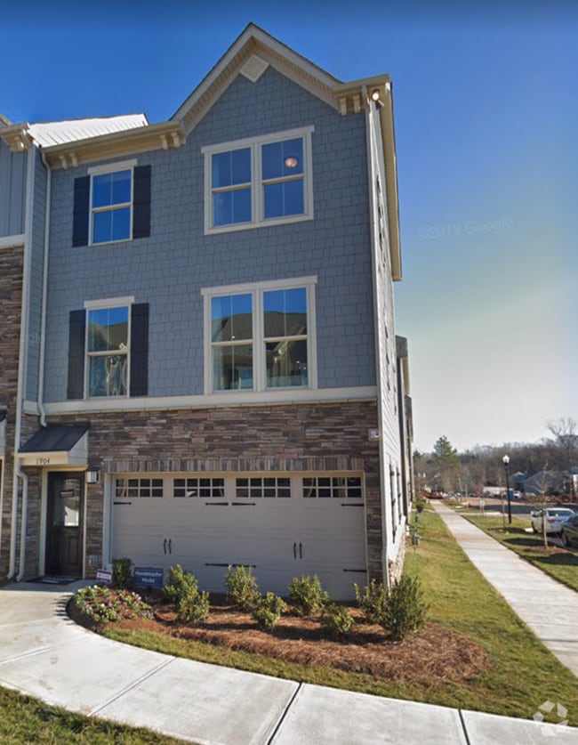Building Photo - Oakhurst 3 bedroom Townhome with garage fo...