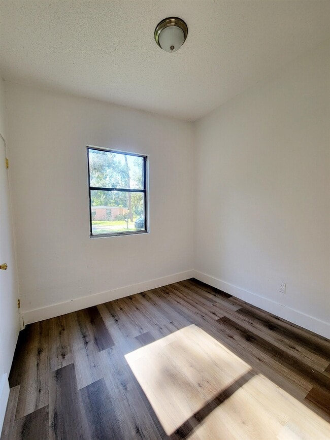 Photo - 906 N Veterans Dr