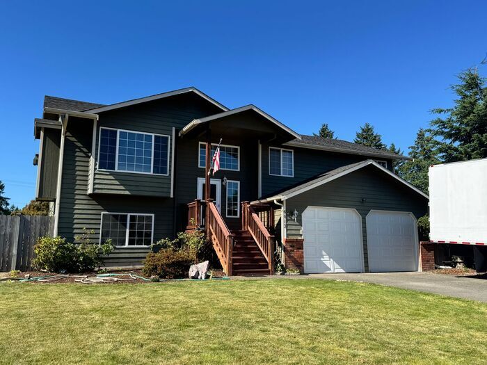 Wonderful 3+ Bedroom Split-Level Home w/AC... - Wonderful 3+ Bedroom Split-Level Home w/AC...