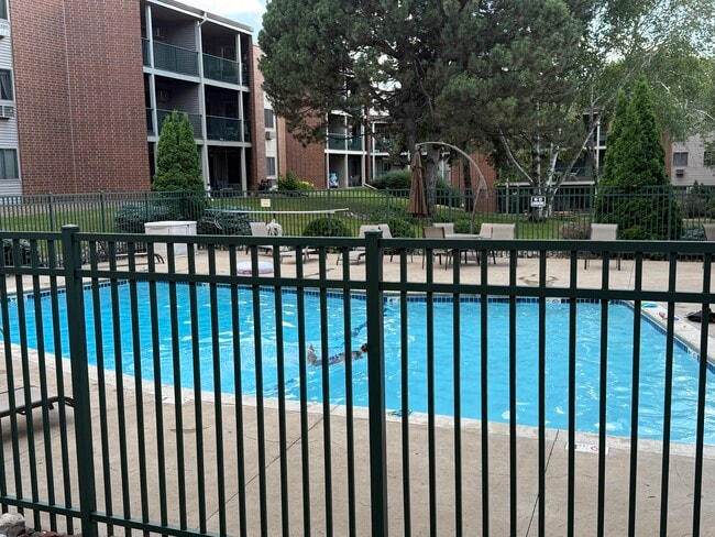 Building Photo - 1700 Four Oaks Rd Unit 124