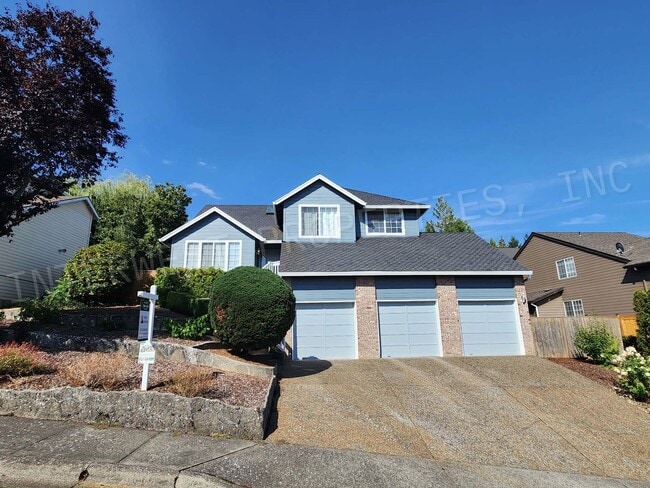 4+ Bedroom Tigard Home With a Beautiful Vi... - 4+ Bedroom Tigard Home With a Beautiful Vi...