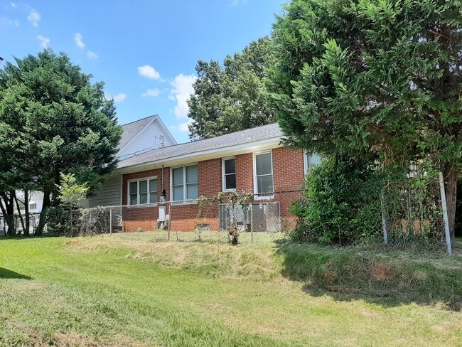 Patio lateral sombreado - 1430 Queen City Ave Unidad 1430QueenCityAve