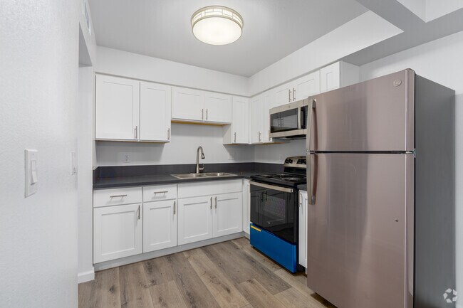 3BR, 2BA - 997SF - Kitchen - Maple Palace Luxury Apartments