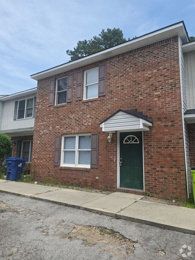 Building Photo - 3 Bedroom 2.5 Bathroom Townhouse