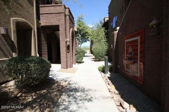 Building Photo - 2010 E River Rd Unit 101