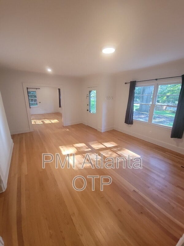 Photo - 1952 Wellbourne Dr NE