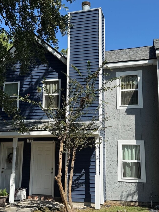 Building Photo - Condo in Kingspoint