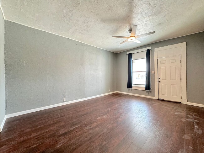 Photo - 3906 Tularosa Ave Unit C