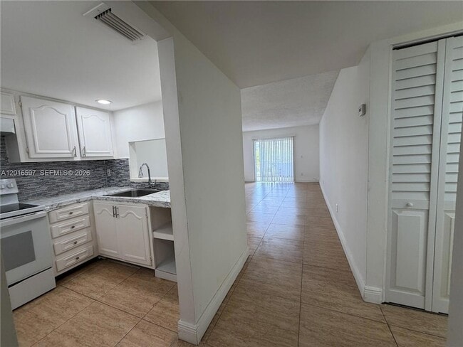 Building Photo - 13685 NE 10th Ave Unit 304