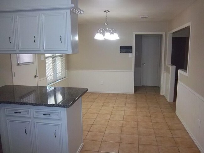 Photo - 4819 73rd St