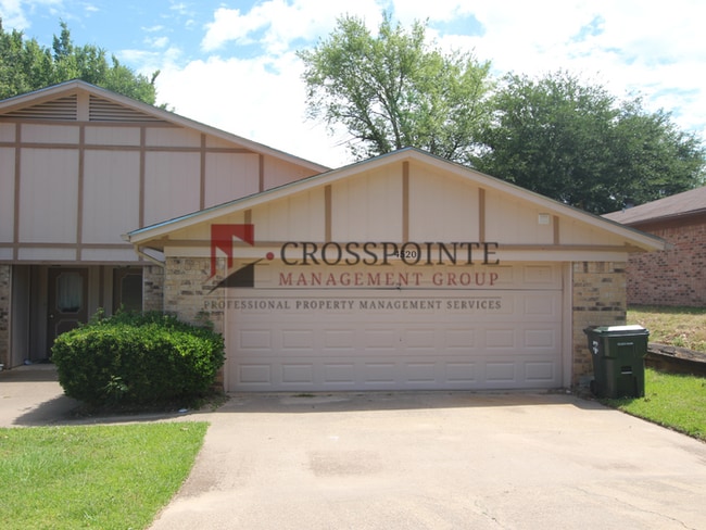 Photo - Adorable 3-bedroom, 2-bath duplex with 2-car garage in The Highlands Addition