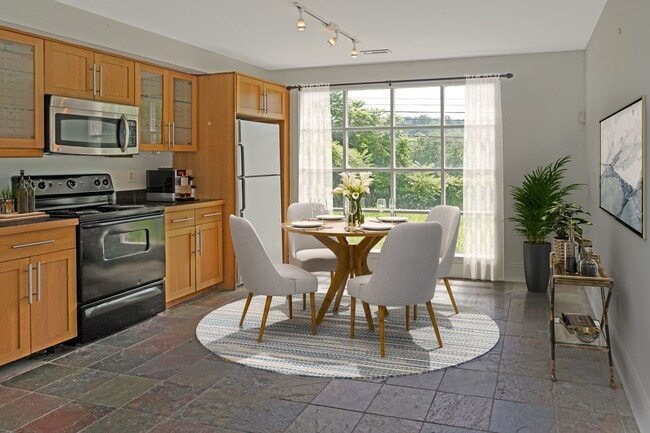 Building Photo - 3 Bed / 1 Bath - Split Level House with Re...