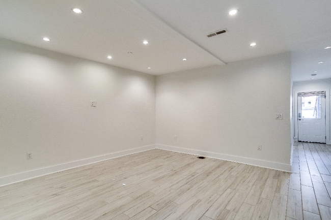 Photo - 727 Quebec Pl NW