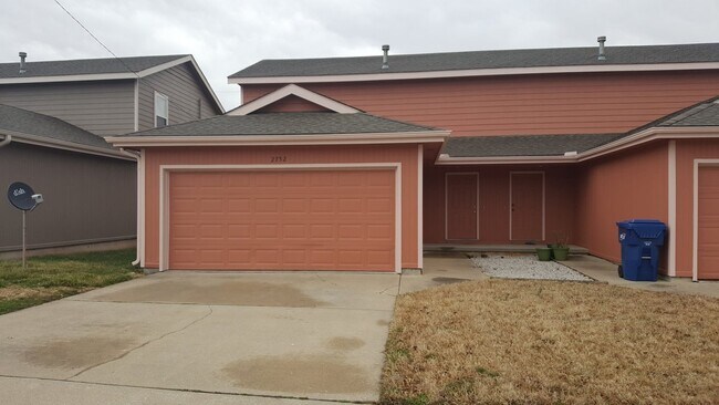 Building Photo - 3 Bed 2.5 Bath 2 Car Garage Split Duplex- Pets ok!
