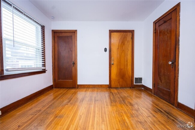 Building Photo - 1801 Niagara St Rental