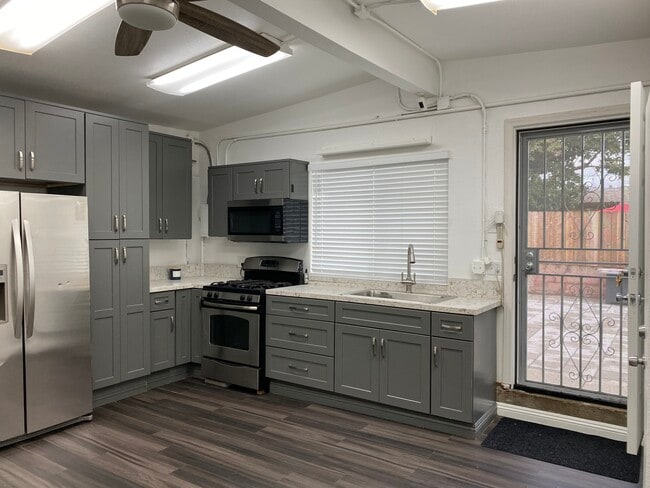 Building Photo - 725 W Sunkist St Unit B