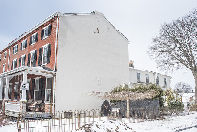 Building Photo - 335 W Miner St Unit Rear Rental