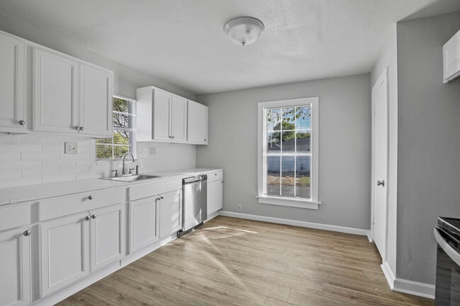 Building Photo - 531 E Morton St