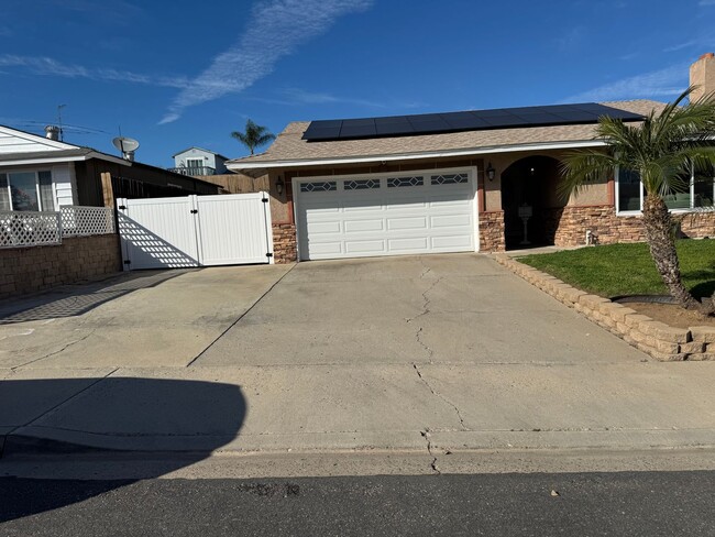 Building Photo - Spacious 3 Bedroom 2 Bath with a Den and Fireplace!