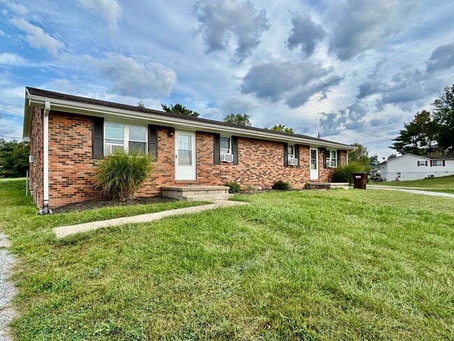 Building Photo - Spacious 2-Bed 1-Bath in Mount Sterling! Rental