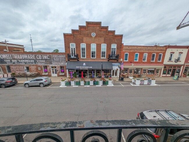 Building Photo - 112 E Cameron St