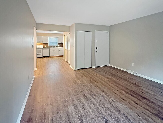 Photo - 2073 Andrew St SE