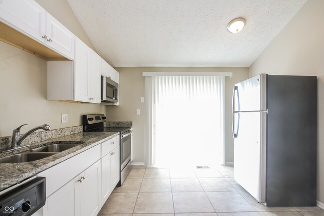 Photo - 5678 Colonist Cir