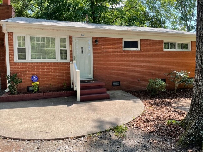 Building Photo - 3 BR between North Elm and North Church