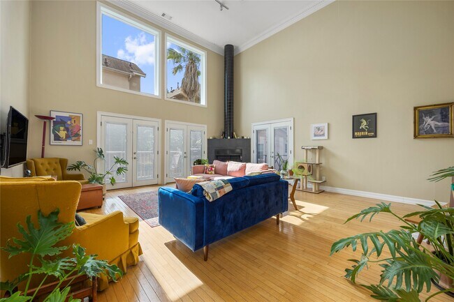 Building Photo - 2415 Dunlavy St Unit 1/2