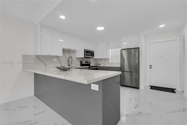 Building Photo - 5100 SW 90th Ave Unit 109